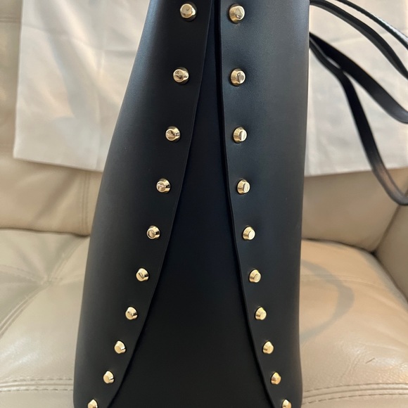 MICHAEL KORS
MANHATTAN
3551 GNCT3T
LG TOTE
LEATHER
BLACK
S978-0001
1 - Picture 3 of 9